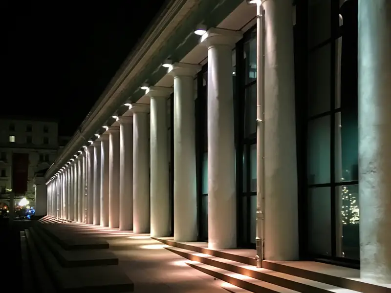 Colonnato illuminato lungo una facciata, di notte