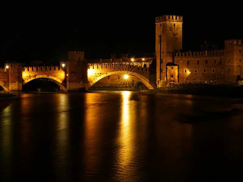 Castelvecchio e Ponte Scaligero di notte, riflessi nell’Adige